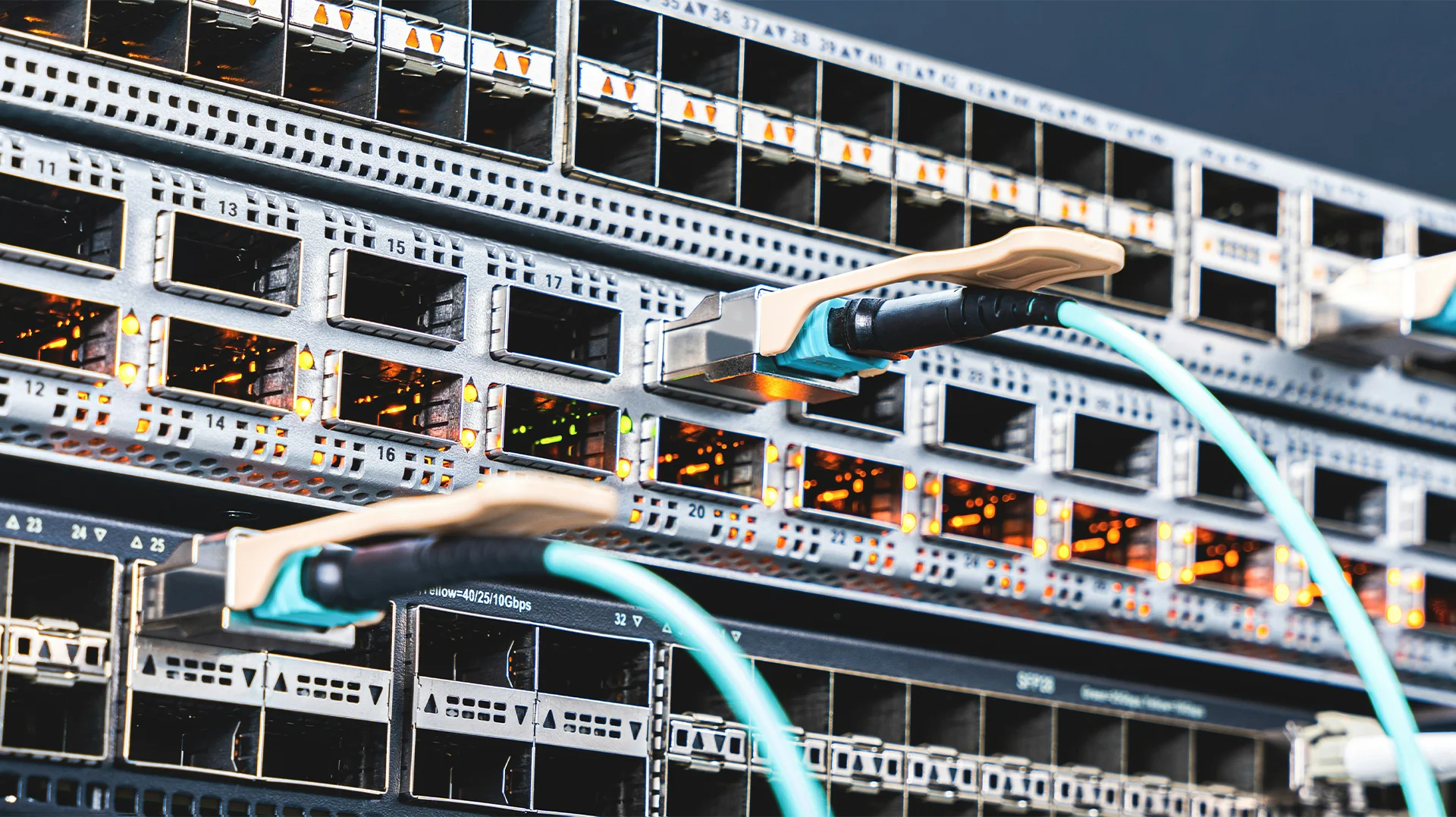 Rangées de switch dans un datacenter moderne avec câblage structuré et éclairage LED.