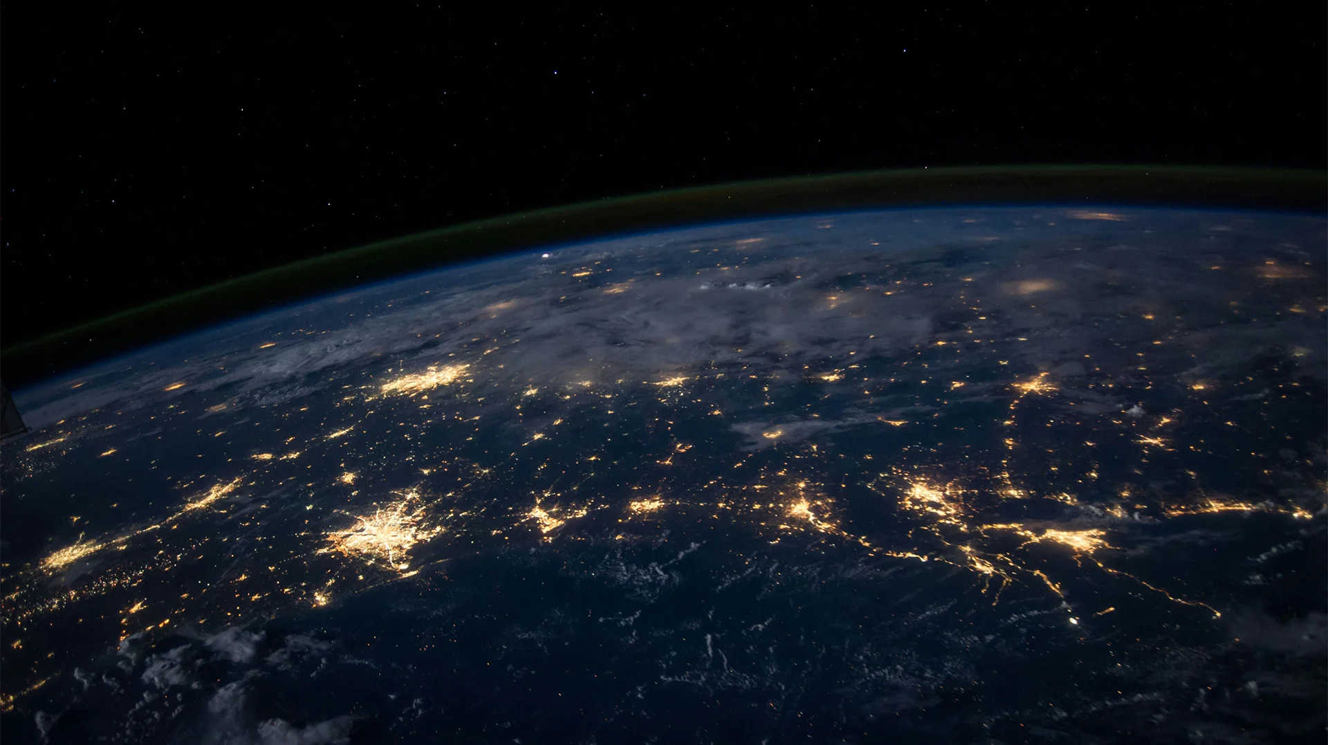Visualisation d'un réseau mondial connecté avec points lumineux représentant les connexions.