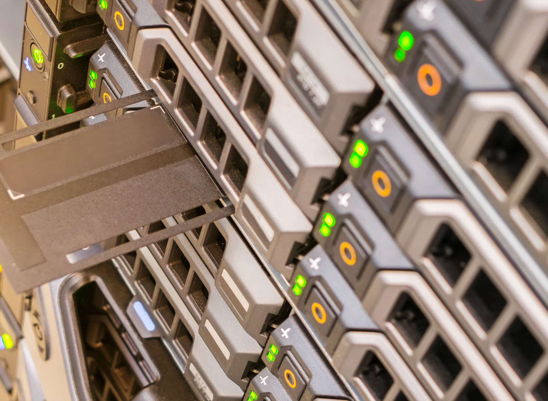 Technicien travaillant sur composants électroniques - Expertise matériel informatique